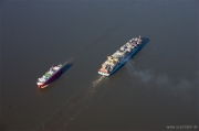 Containerschiff auf der Elbe